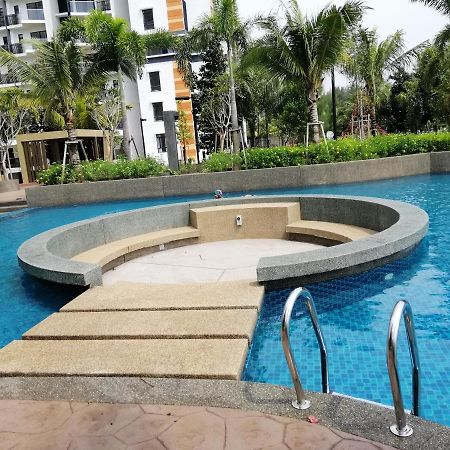 Timurbay Seafront Residence By Hardinahomes Kuantan Exterior photo