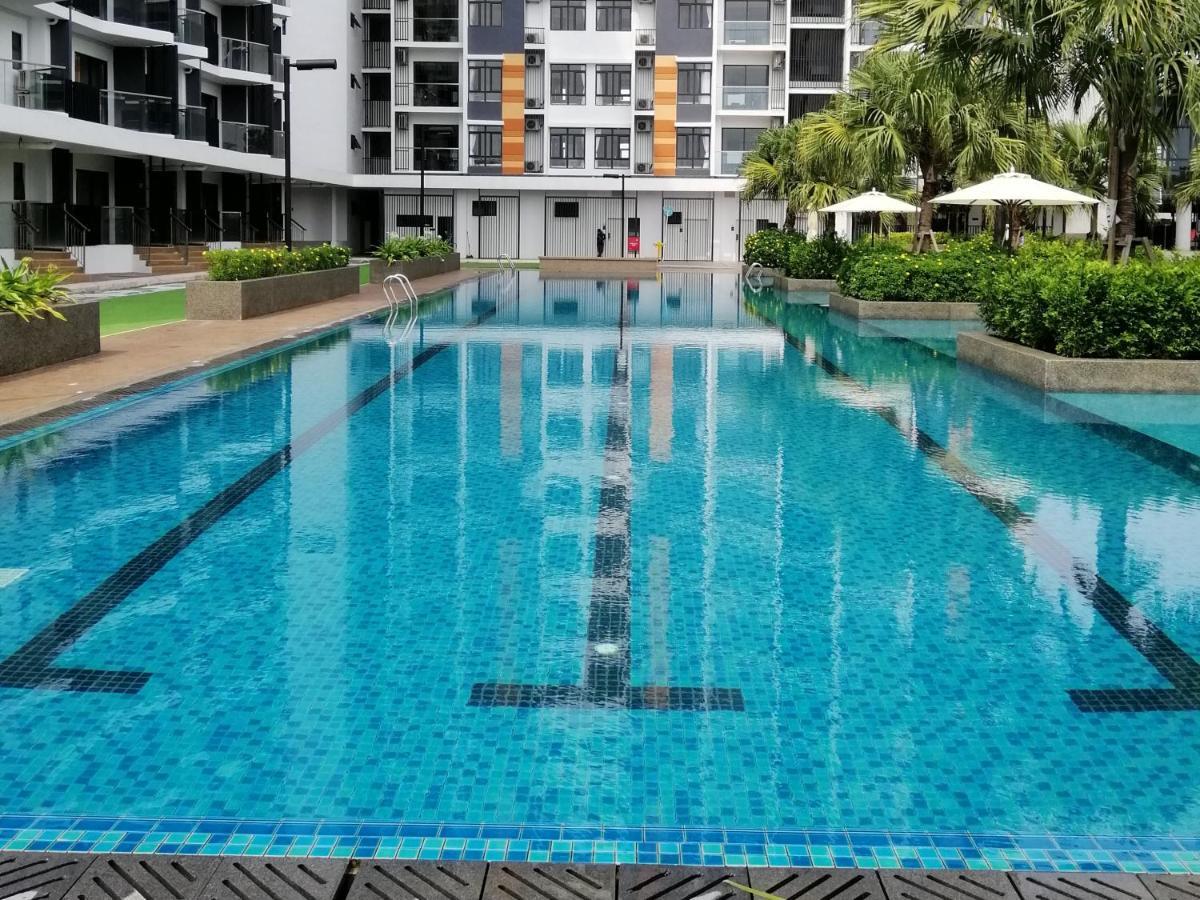 Timurbay Seafront Residence By Hardinahomes Kuantan Exterior photo