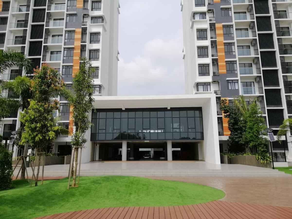 Timurbay Seafront Residence By Hardinahomes Kuantan Exterior photo